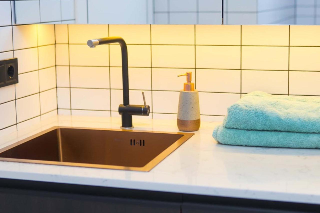 Stylish 1 Bedroom Studio Near Most City Днепър Екстериор снимка
